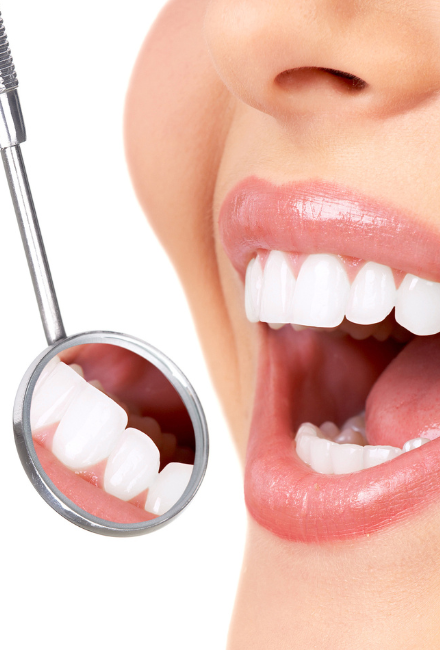 Sonrisa de paciente revisada por un dentista