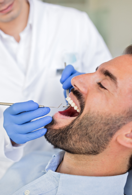 Adulto realizándose una periodoncia en Coraldent