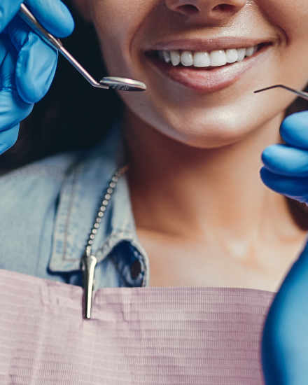 Paciente en la consulta de un dentista para revisión de boca